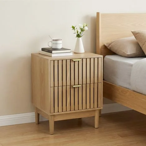 Comodino in stile Mid-Century Modern color rovere, con struttura a doghe e due cassetti, ideale per camera da letto, corridoio, soggiorno e cameretta dei bambini. Dimensioni: 45 x 39 x 56,5 cm. 1 pezz
