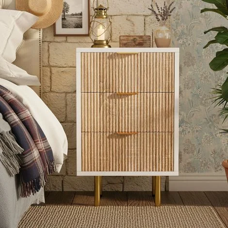 Set di 2 comodini 40x40x65 cm, con 3 cassetti, maniglie e piedini in metallo, design in legno con strisce verticali, ideali per soggiorno e camera da letto, colore legno chiaro