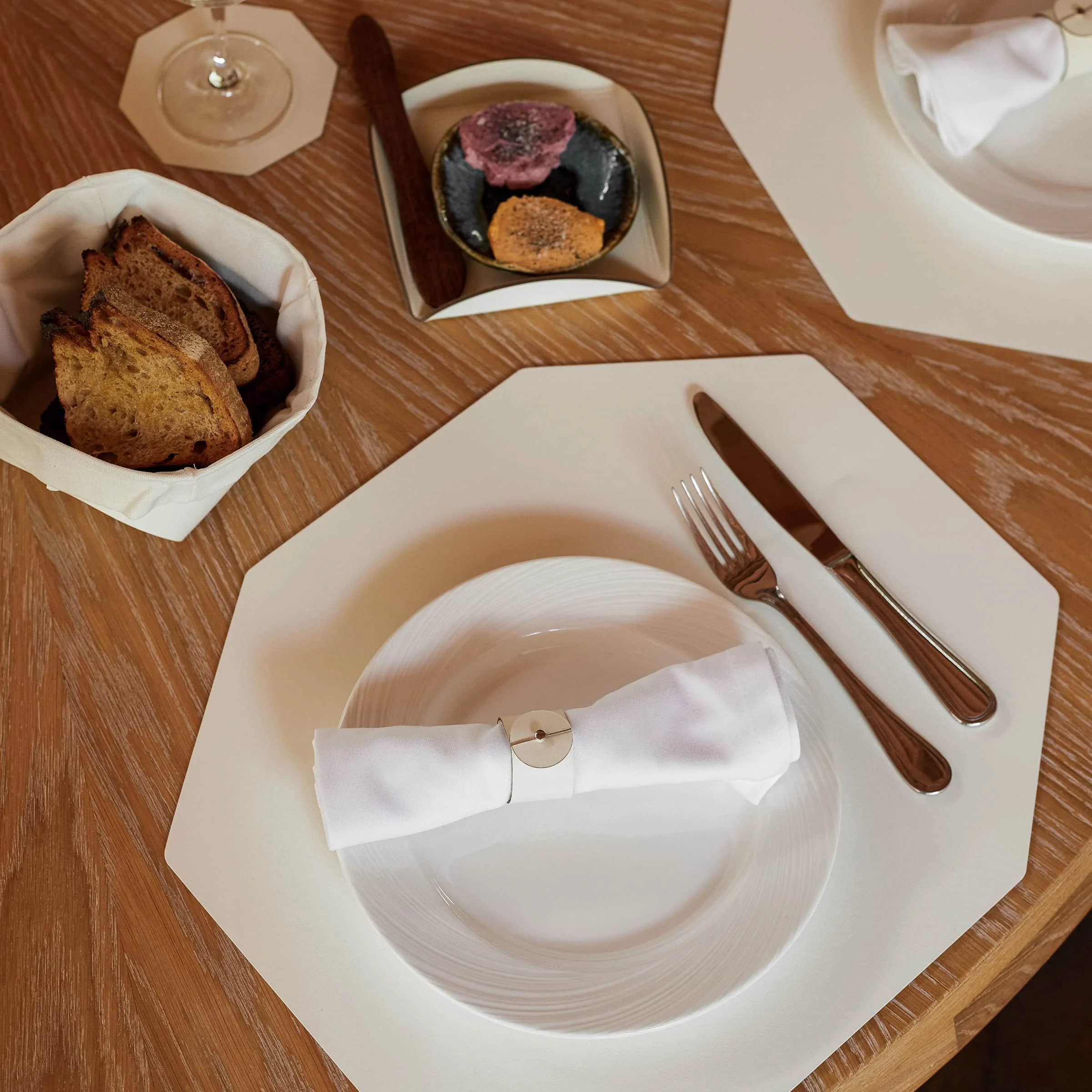 Sottopiatto Ottagonale & Portatovagliolo in Pelle BOTTEGA di Ekaterina Borovkova per ADJ STYLE