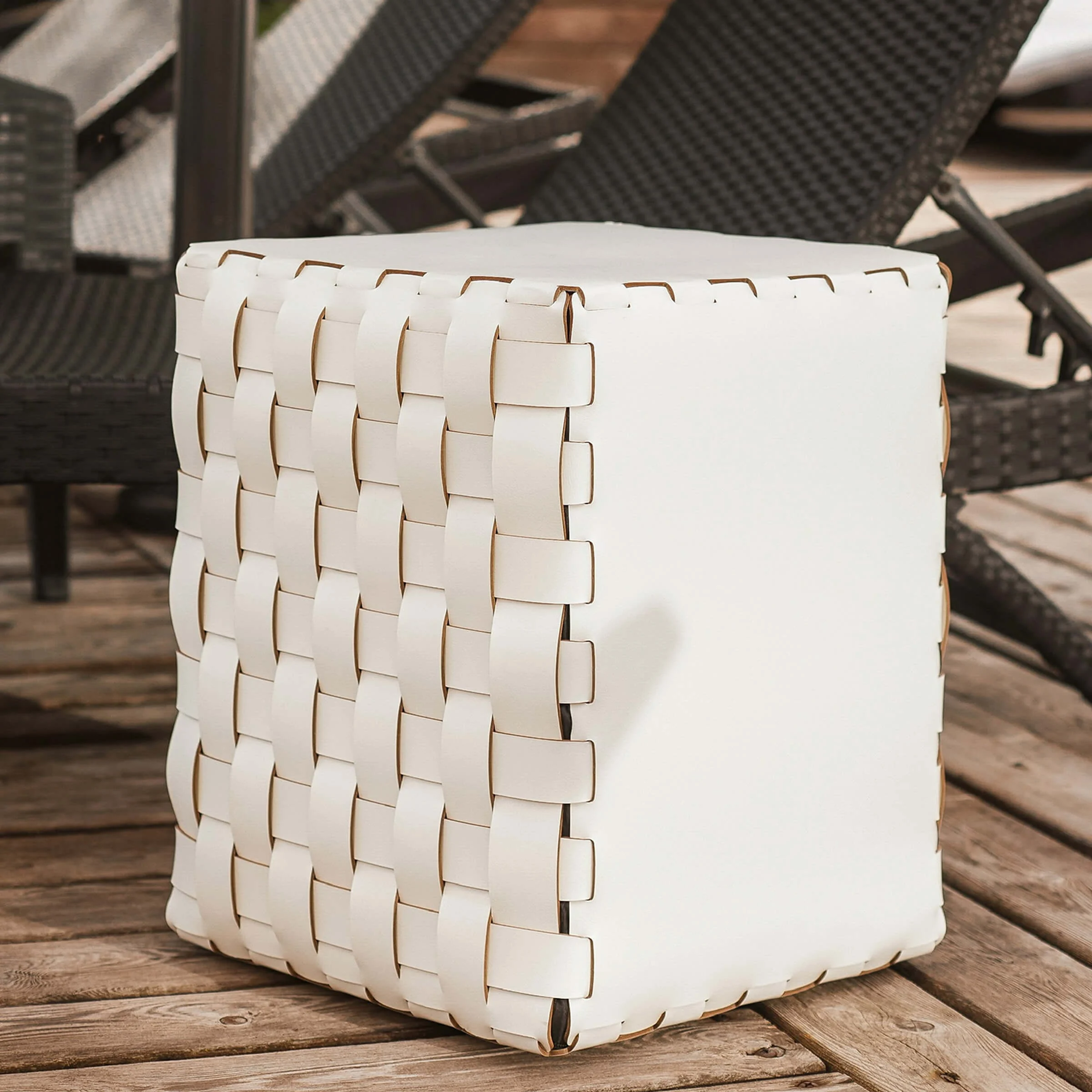 Pouf in Pelle di Ekaterina Borovkova per ADJ STYLE