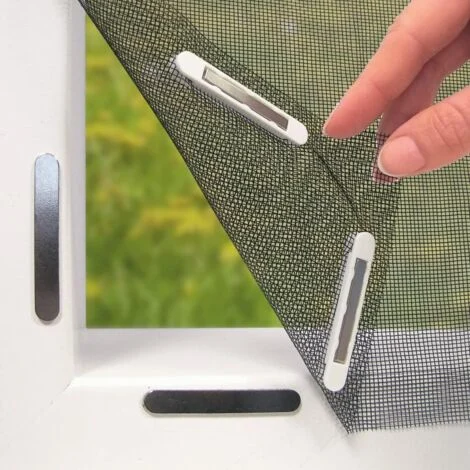 Zanzariera per finestre con innovativo fissaggio magneticoZanzariera fino a 150 x 130 cm tagliabile individualmente, senza bisogno di forare o avvitareFissaggio con 16 magneti [Nero]