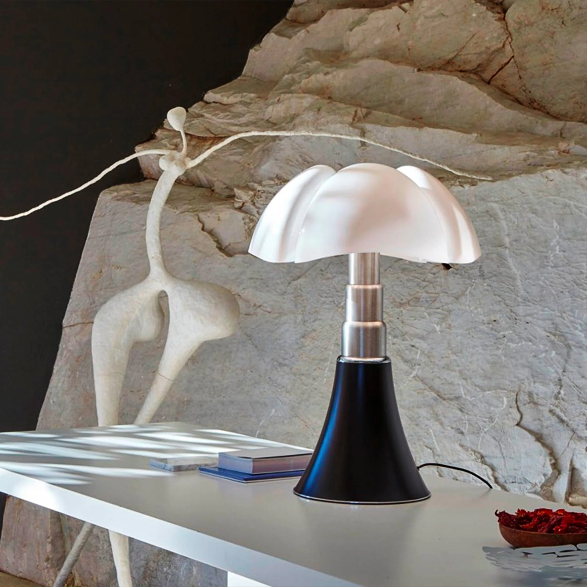 Lampada da Tavolo LED PIPISTRELLO MINI 35 cm di Gae Aulenti per Martinelli Luce