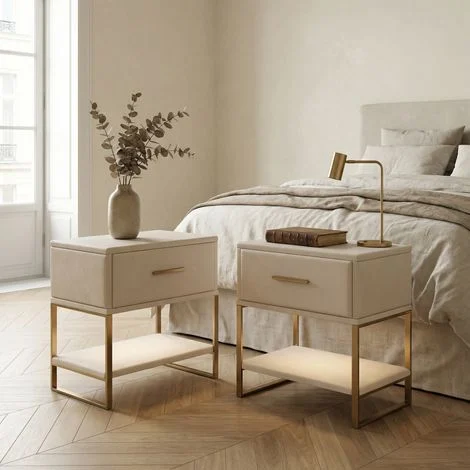 Set di 2 comodini 40x31x50 cm con cassetto e LED RGB, tavolino laterale in tessuto e metallo, design moderno e lussuoso, beige