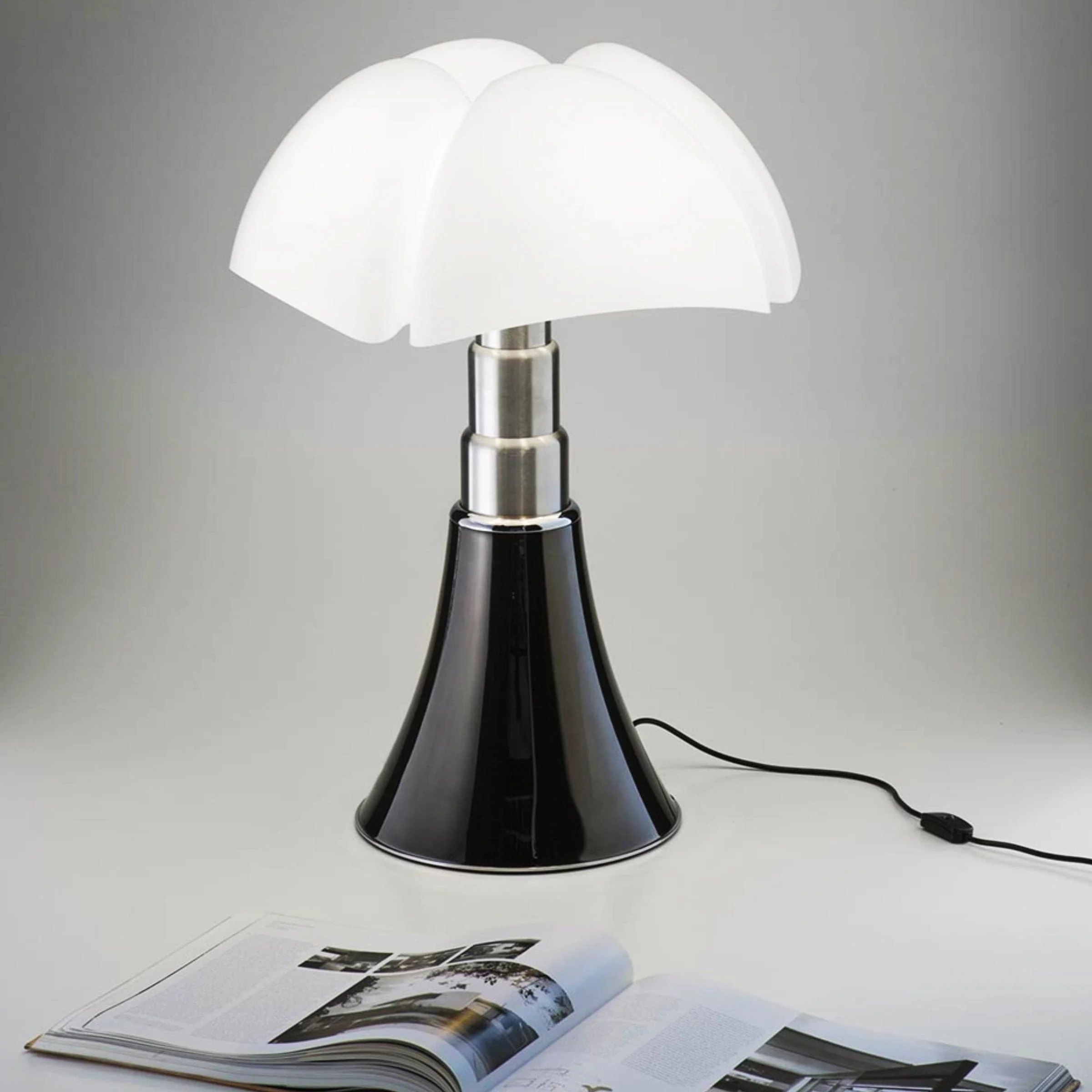 Lampada da tavolo e da terra PIPISTRELLO 66-86 cm di Gae Aulenti per Martinelli Luce
