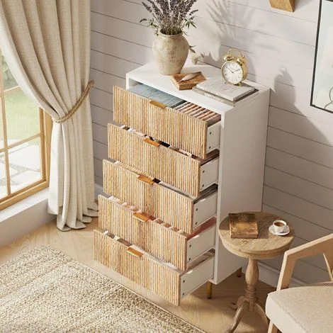 Comò 60x34x109,8 cm, con 5 cassetti, maniglie e piedini dorati, design in legno con strisce verticali, adatto al soggiorno e alla camera da letto - colore legno chiaro