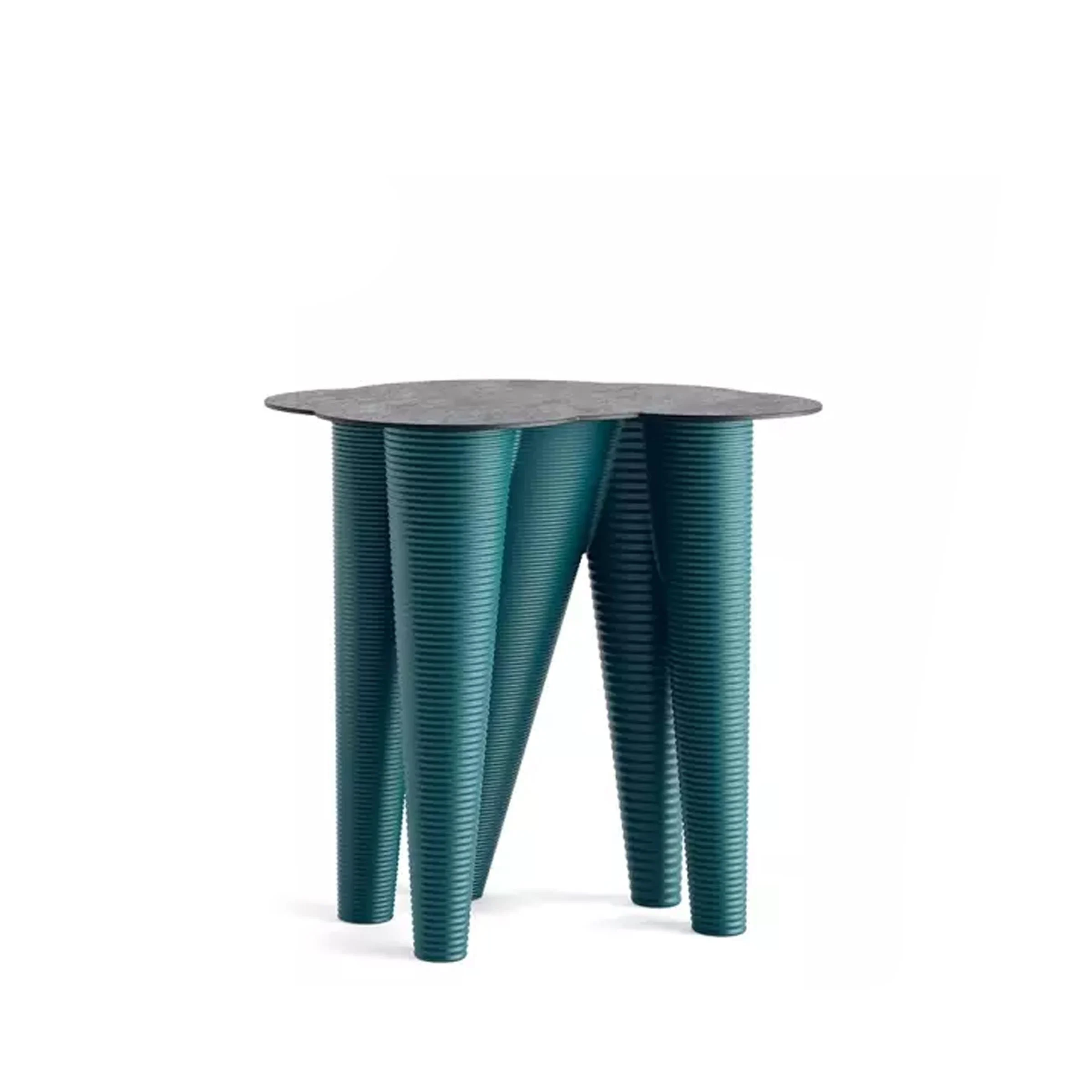 Blue-Coffee-Table-THE-VASES-COUNTER-BAR-Serralunga-1.webp Bancone da Esterno THE VASES COUNTER BAR di Ron Arad per Serralunga