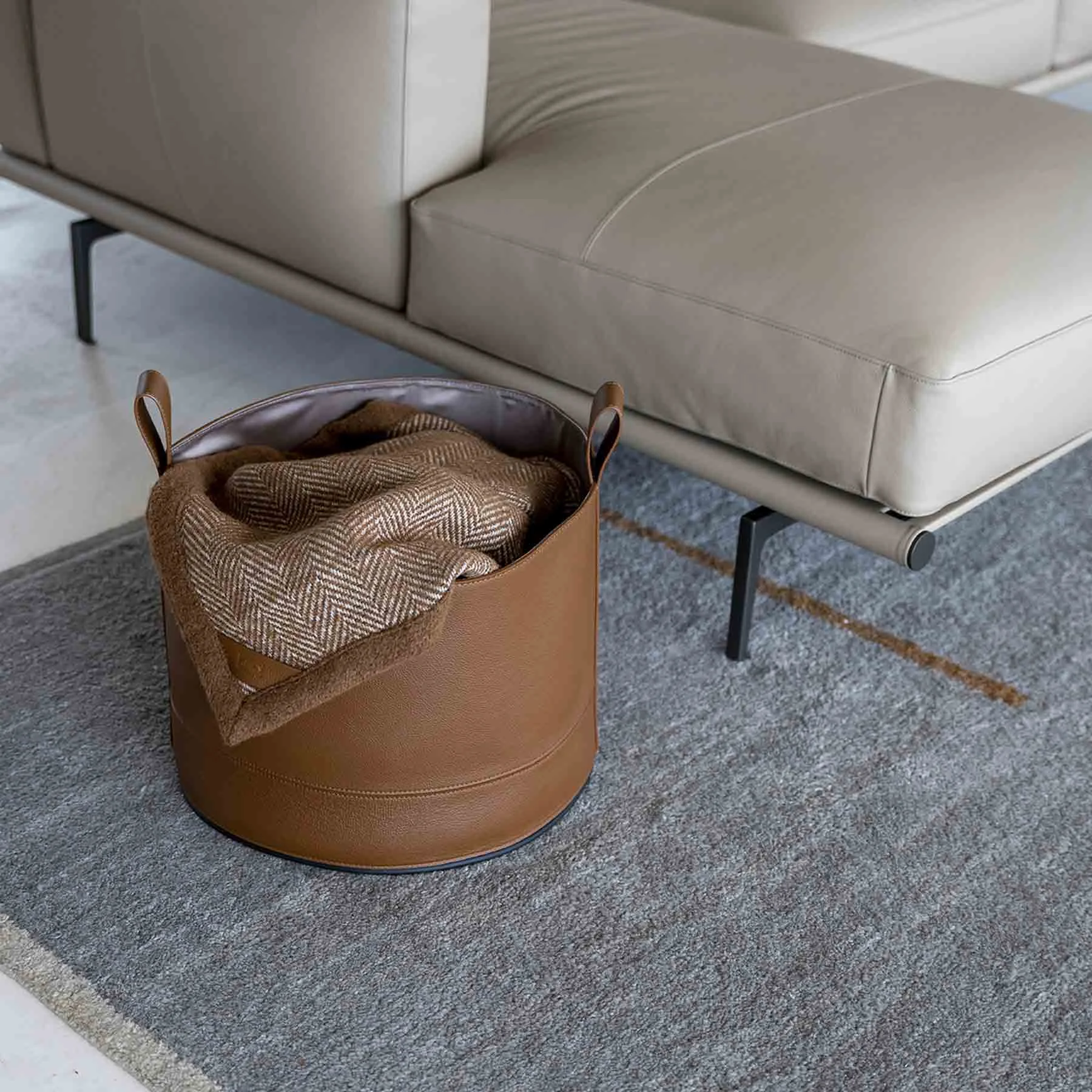Contenitore in Pelle LEATHER BASKET di Simona Cremascoli per Poltrona Frau