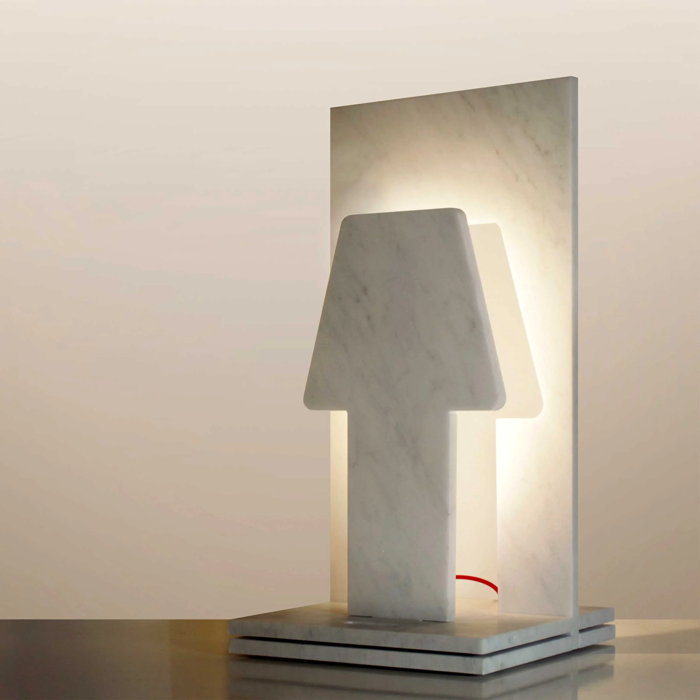 Lampada da tavolo in marmo di Carrara PIÙ O MENO di Paolo Ulian per Cyrcus Design