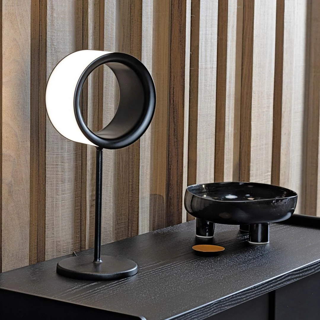 Magis_Lost_table_lamp_ambient_LI20_black_01.webp Lampada da Tavolo LOST di Brogliato Traverso per Magis
