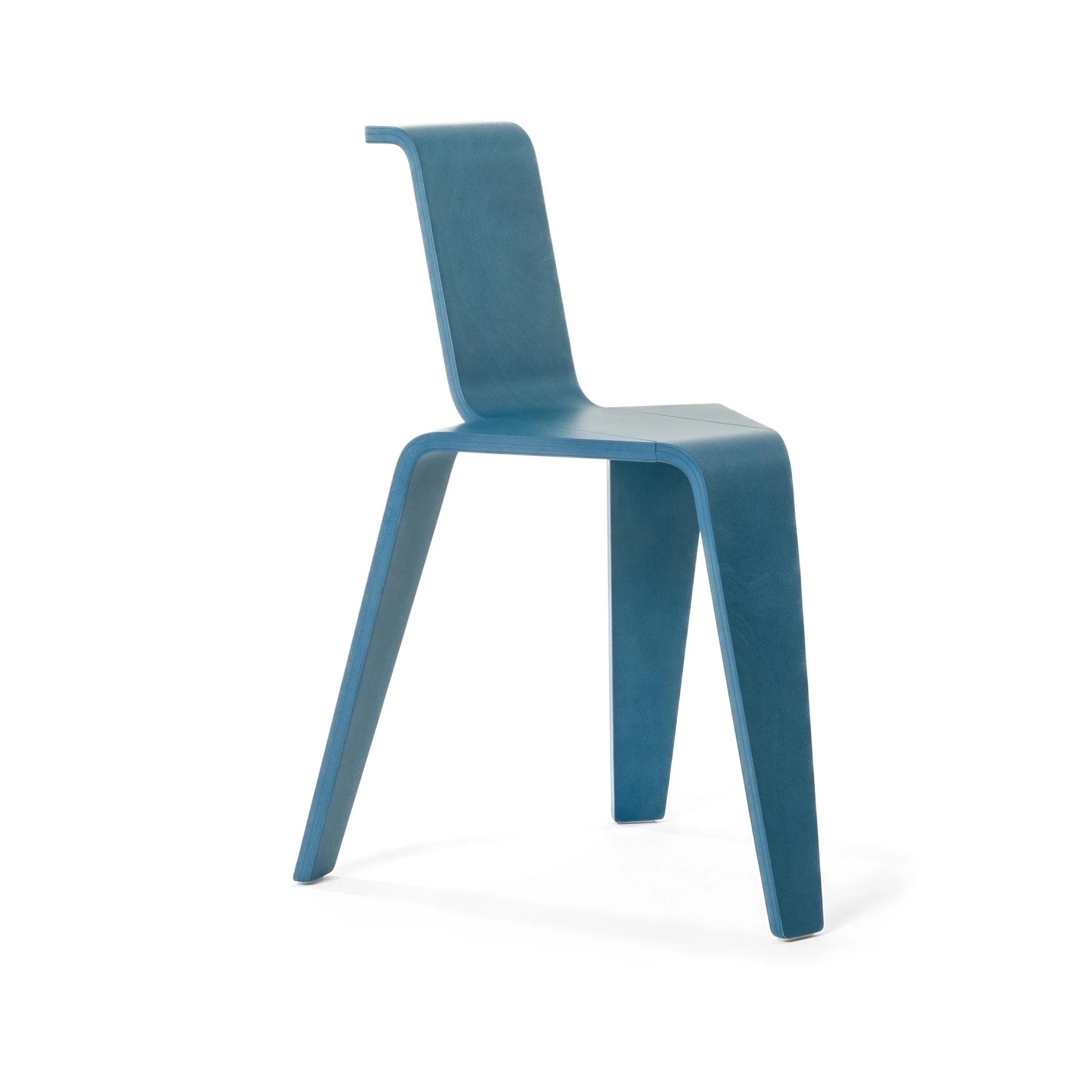 Magis_aka_stool_product_lateral_blue_02.webp Sgabello in Legno AKA di Konstantin Grcic per Magis