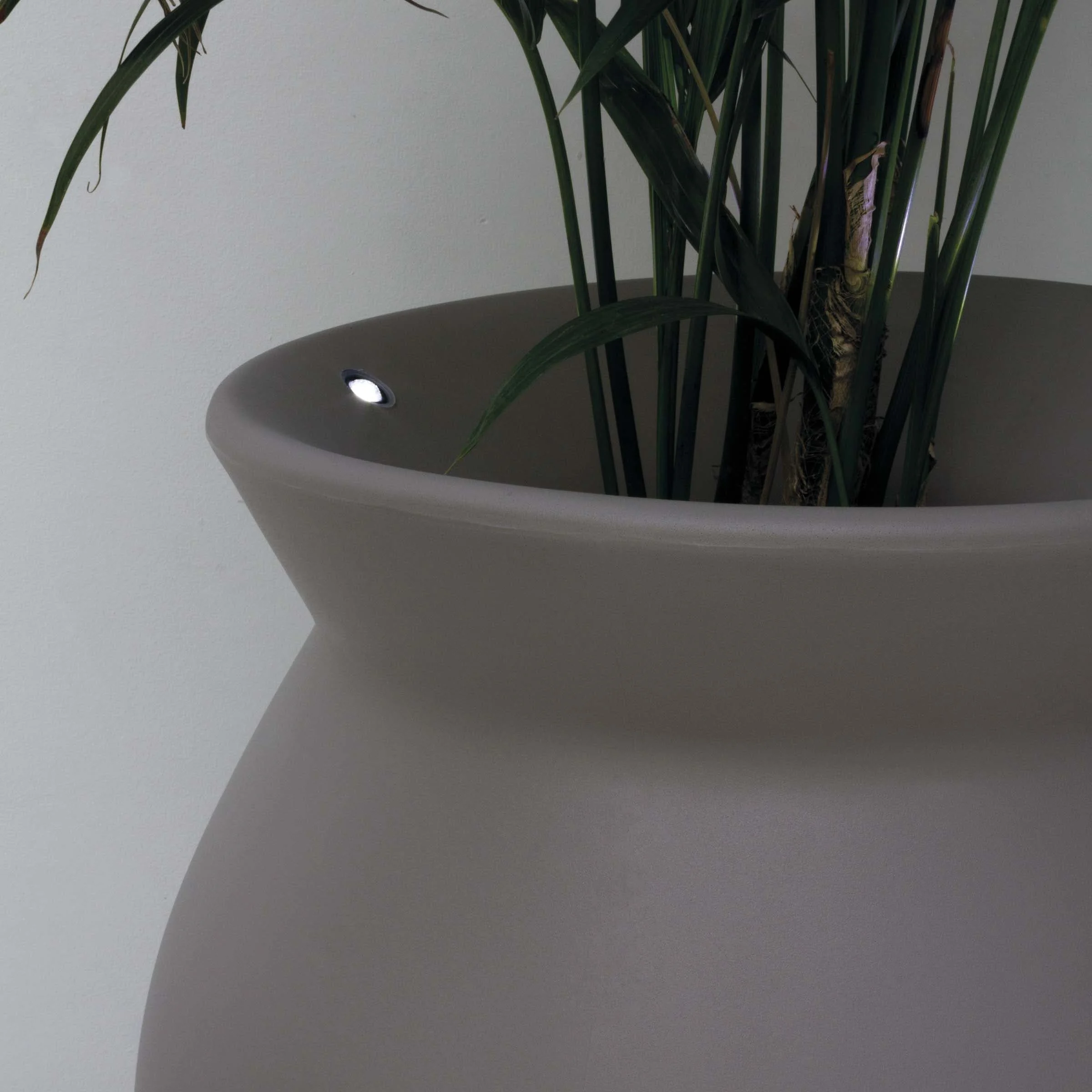 Vaso JUNE con Faretti di Christophe Pillet for Serralunga