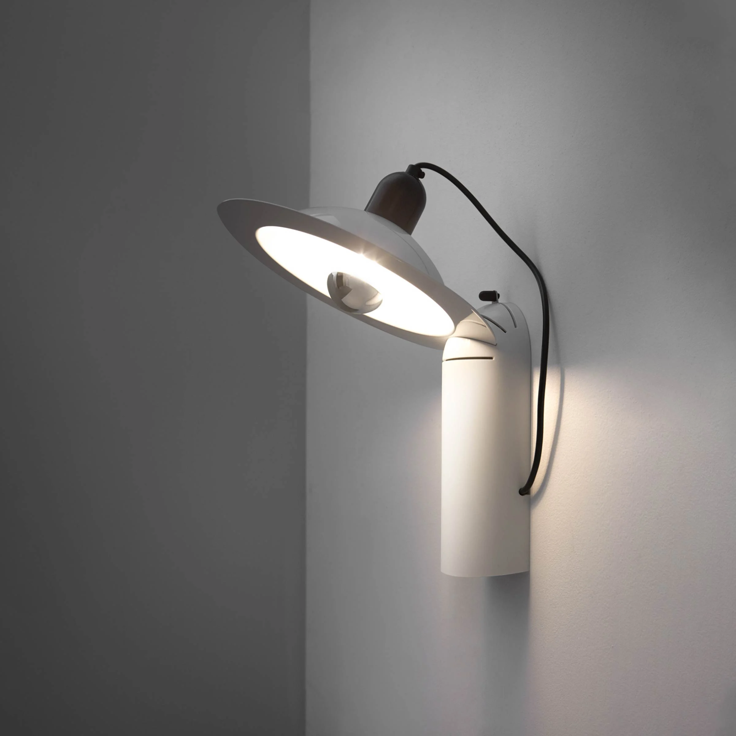 Lampada da Tavolo e da Muro LAMPIATTA di Jonathan De Pas, Donato D’Urbino, Paolo Lomazzi per Stilnovo