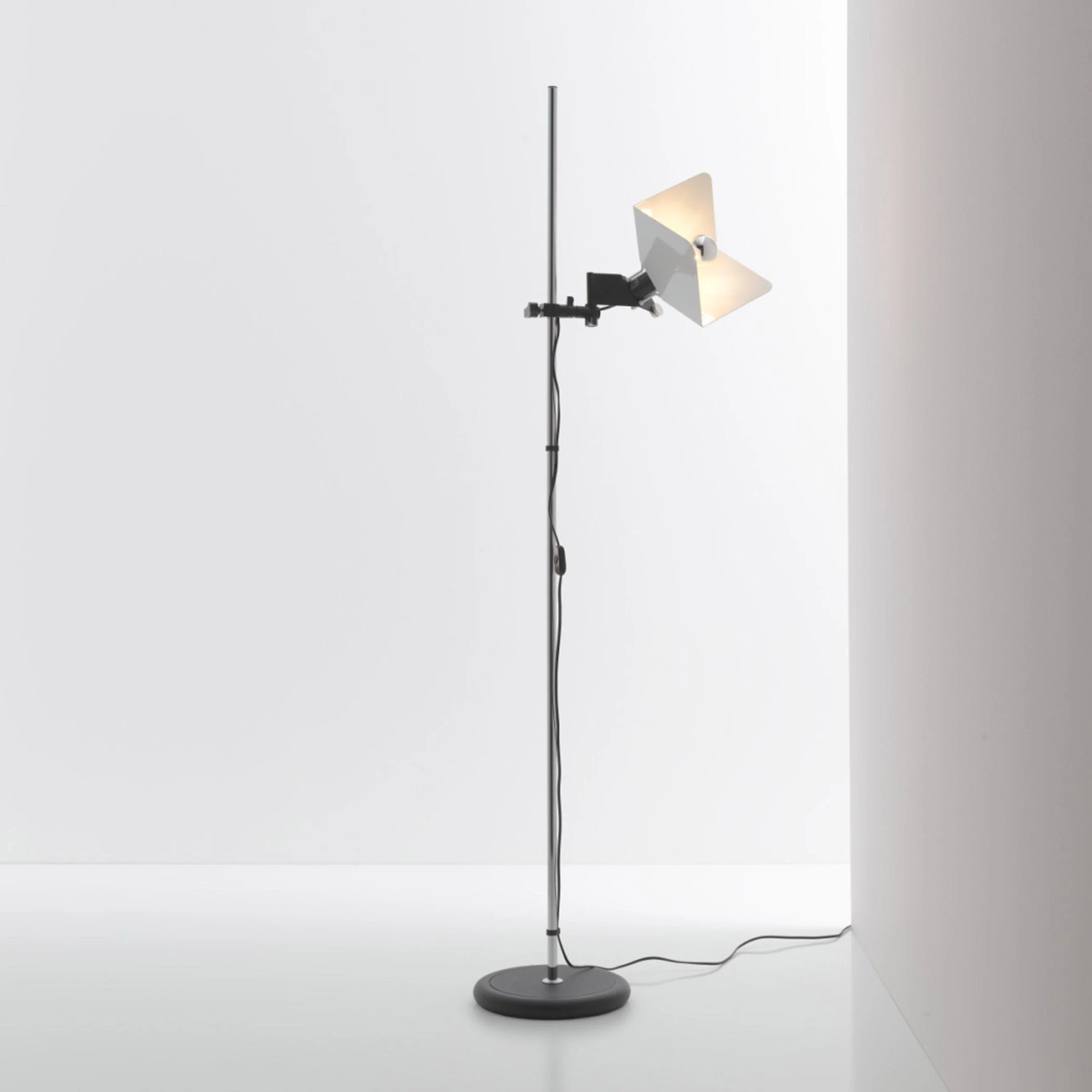 Lampada da Terra TRIEDRO di Joe Colombo per Stilnovo