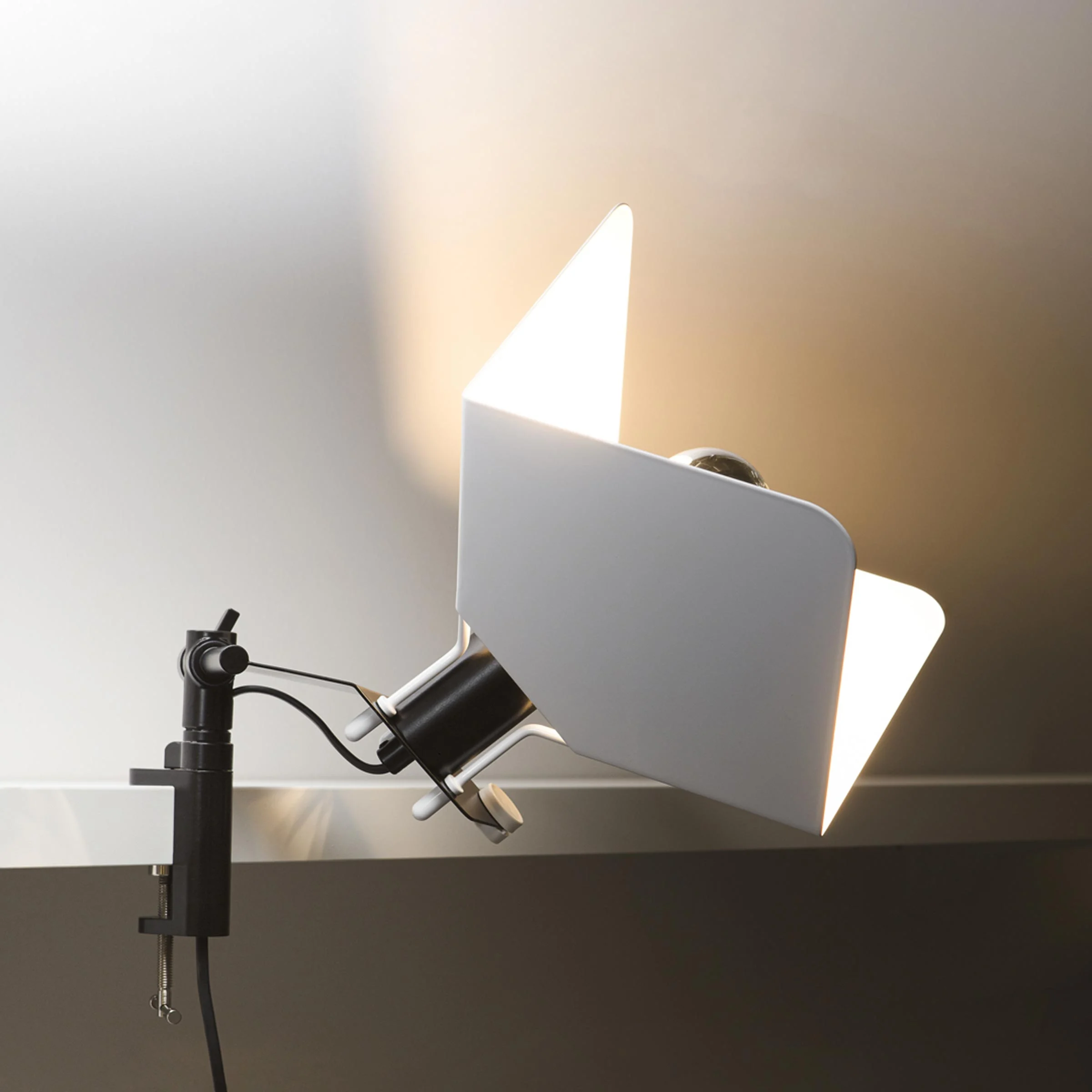 Lampada da Tavolo con Morsetto TRIEDRO di Joe Colombo per Stilnovo
