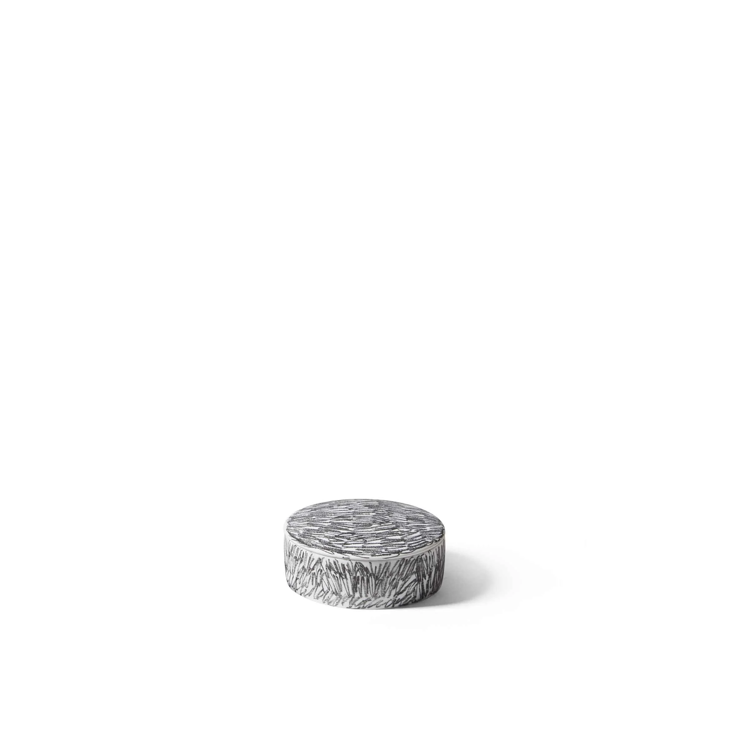 Vaso a Scatola Rotonda in Porcellana POST SCRIPTUM, di Formafantasma per Cassina