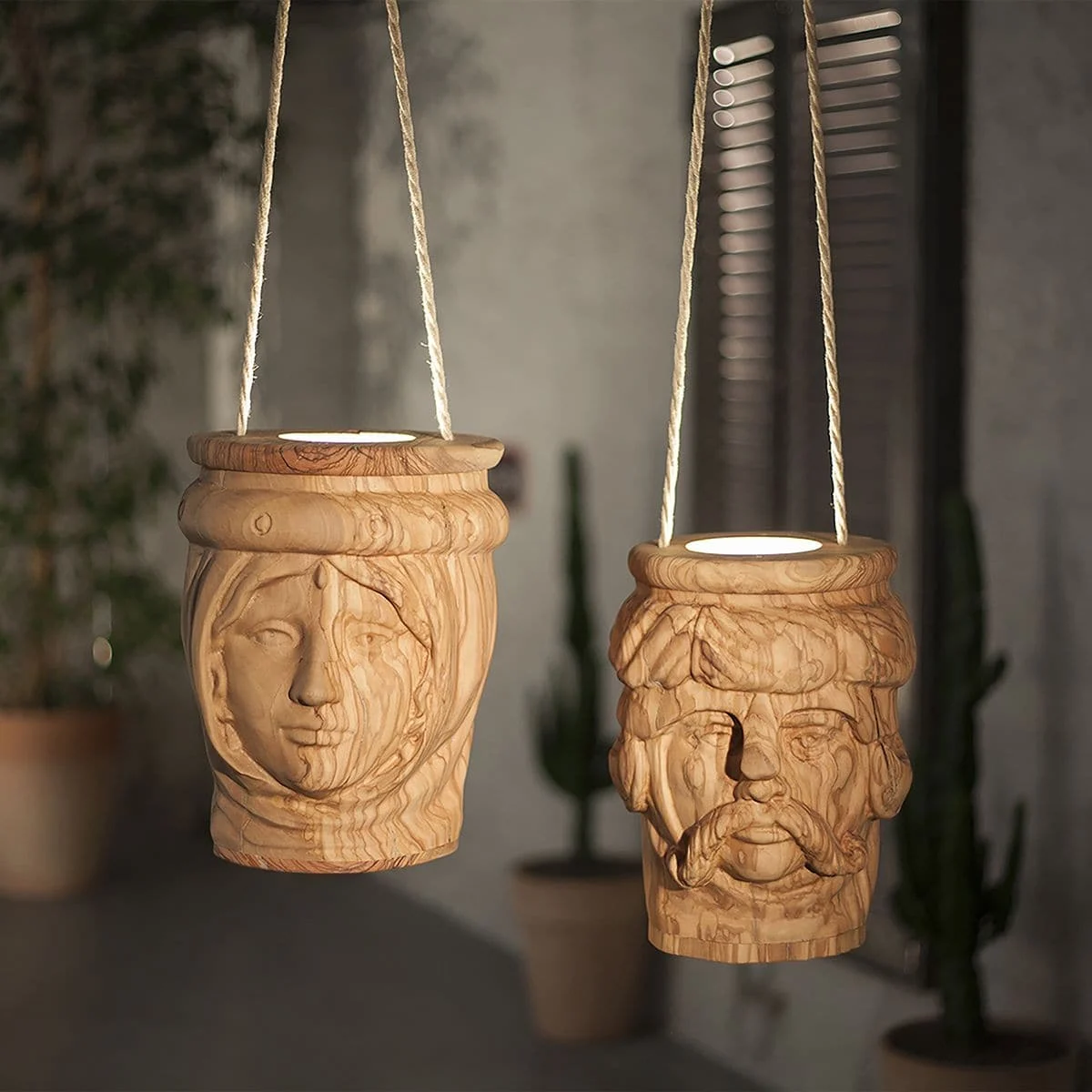 Lampada a sospensione LED LA BEDDA & LU TURCU Scultura in legno d'olivo di Paolo Gagliardi per Zag Design