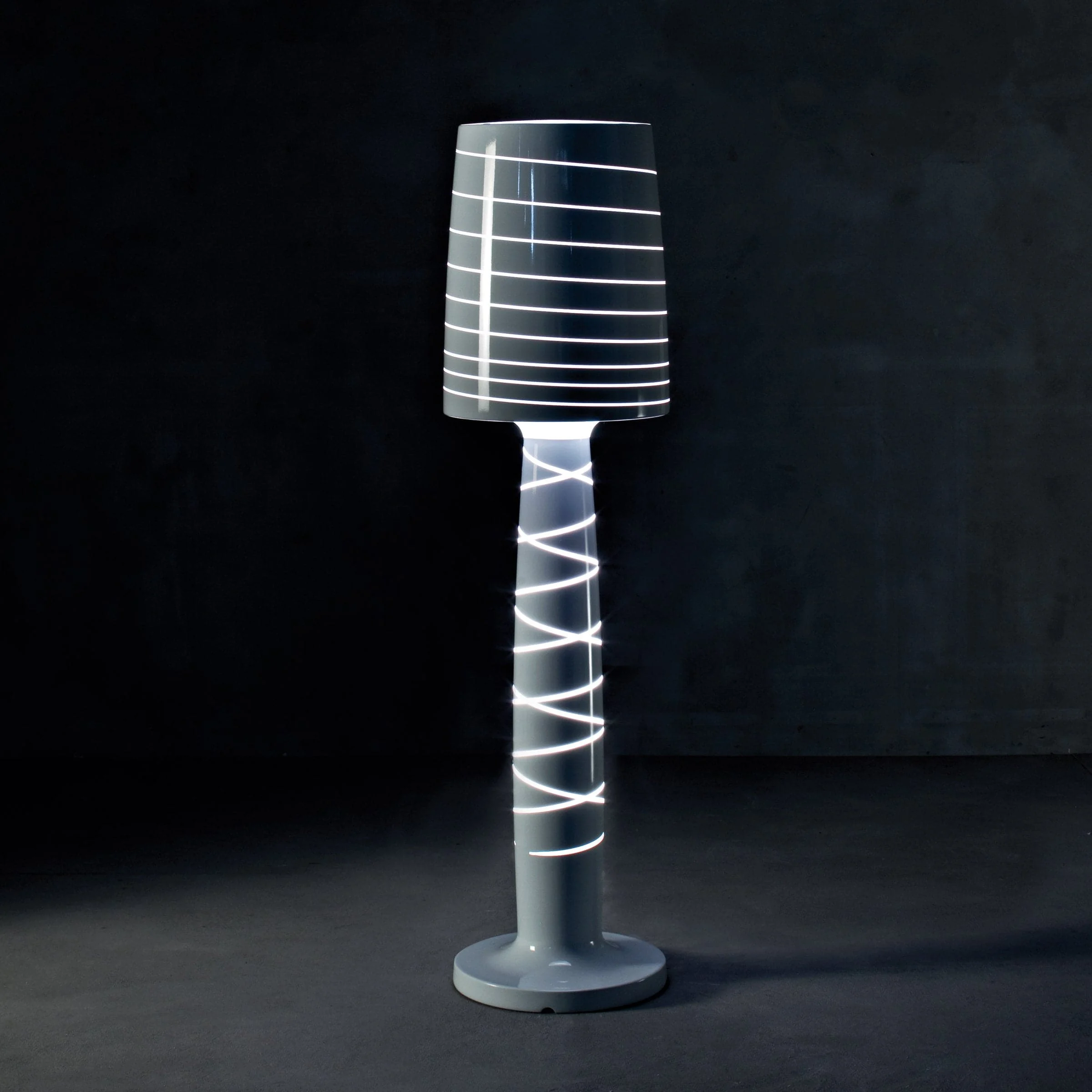 Lampada da Terra MISS JANE di Marc Sadler per Serralunga