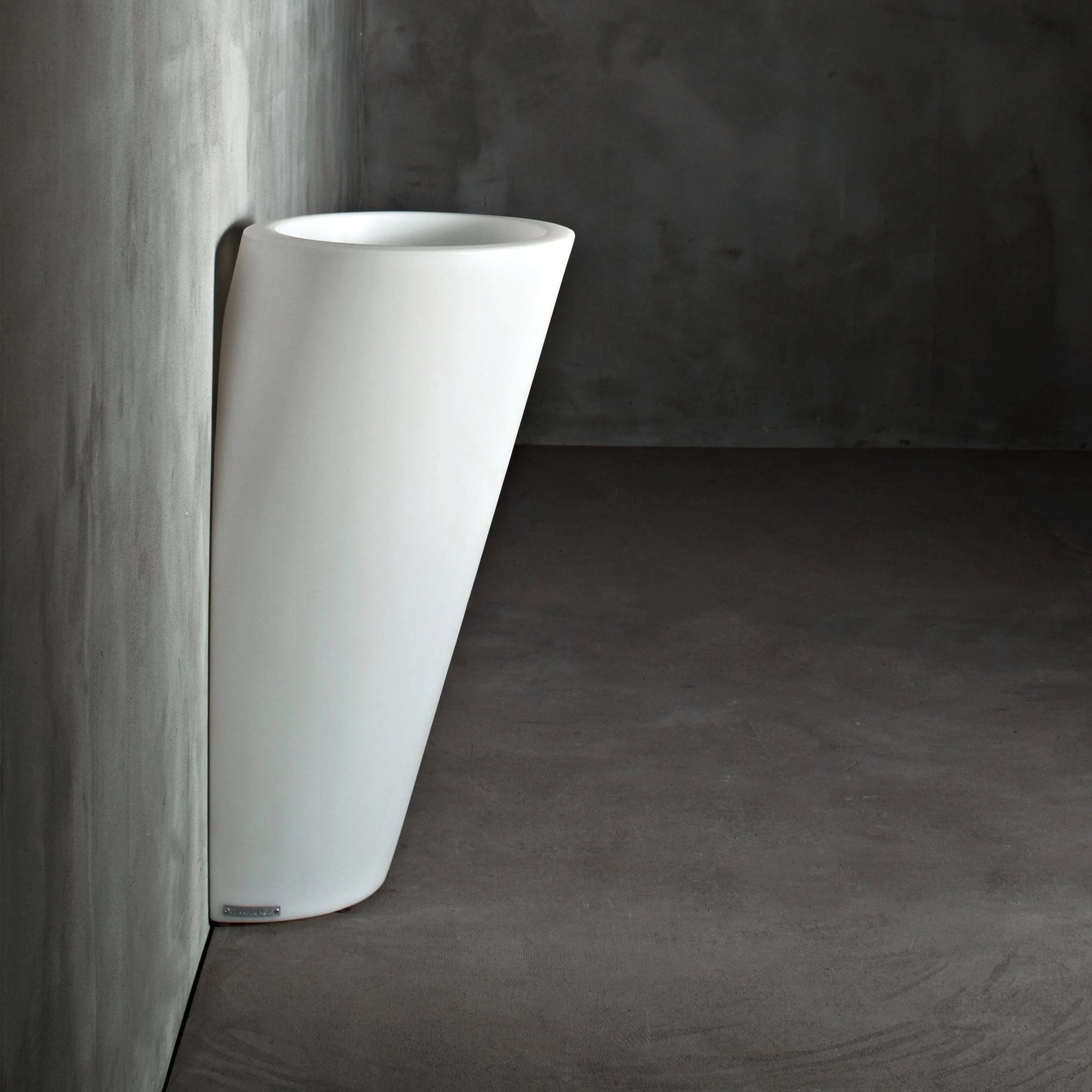 Vaso a Muro POT AU MUR di Ecal Nicolas Le Moigne per Serralunga